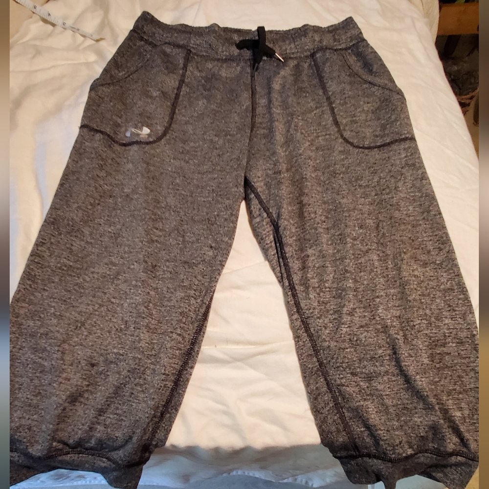 Under Armour Gray Capri Pants Elastic Waistband Tapered Leg